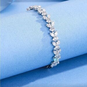 Diamond leaf bracelet Q573